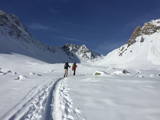 Backcountry-ski-touring-the-haute-route-Swisskisafari