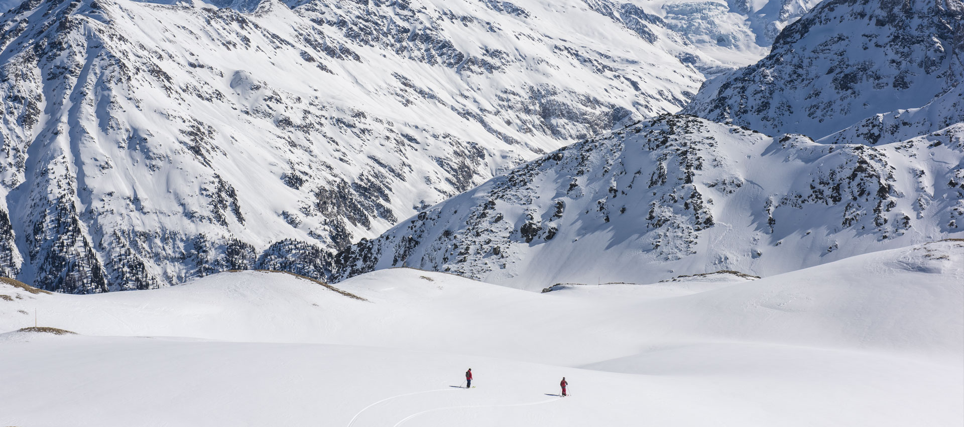 Private heli-snowboarding safaris with Swiss Ski Safari