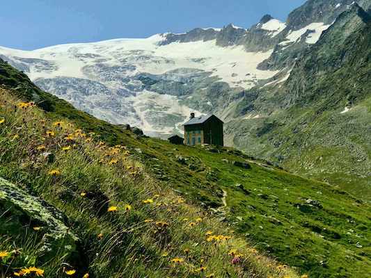 Alpine-hiking-in-Europe-Swisskisafari