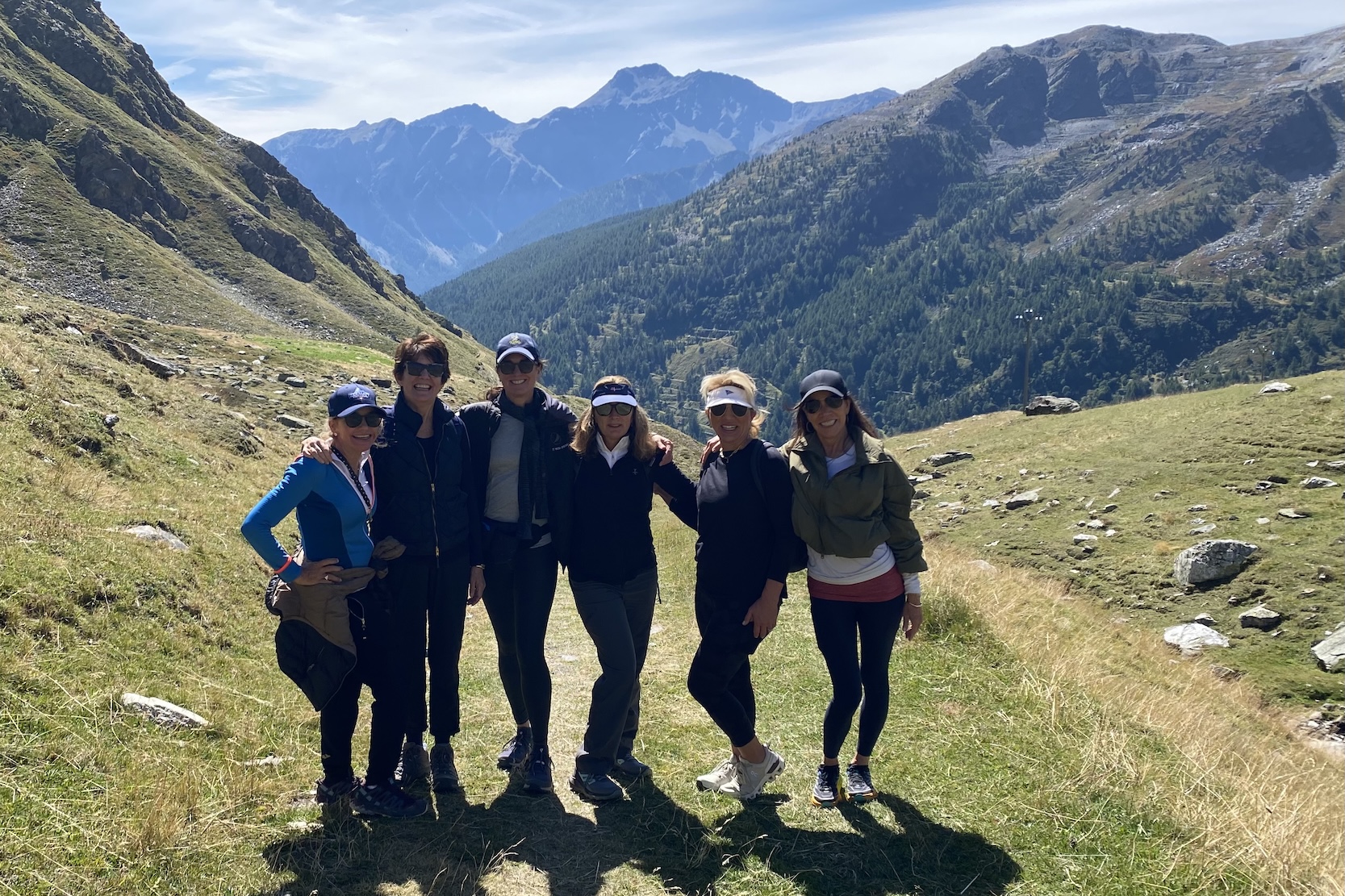 Luxury-Summer-hiking-in-the-Alps-with-friends-Swisskisafari