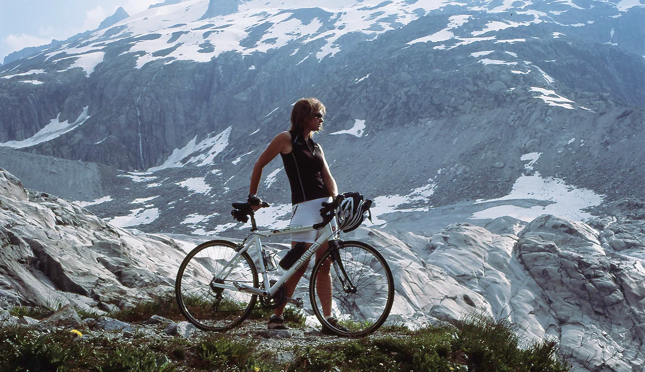road-bike-glacier-backdrop-alpine-swissskisafari-biking-safari.x-1300x750 A road bike stands against a dramatic Alpine glacier with towering peaks rising behind it
