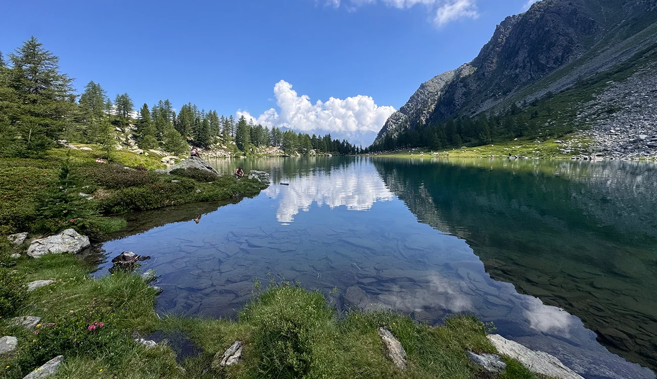 Alpine-Lake-Surrounded-by-Mountains