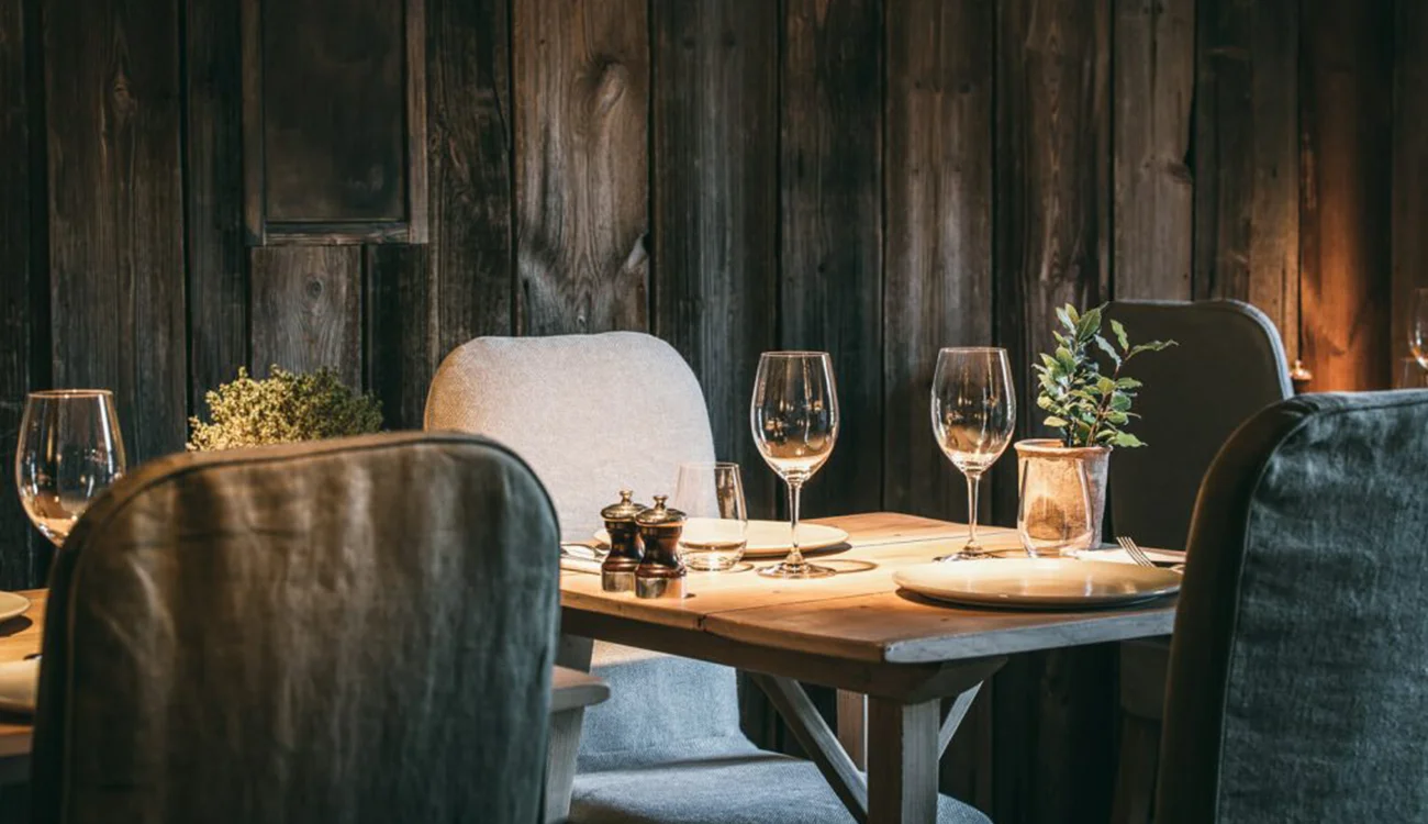 corporate-retreat-fine-dining-table-alps Fine Dining in the Alps