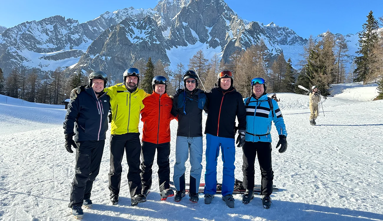 group-of-friends-standing-on-the-slopes-alps