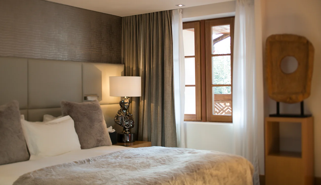 luxury-alpine-chalet-bedroom-france