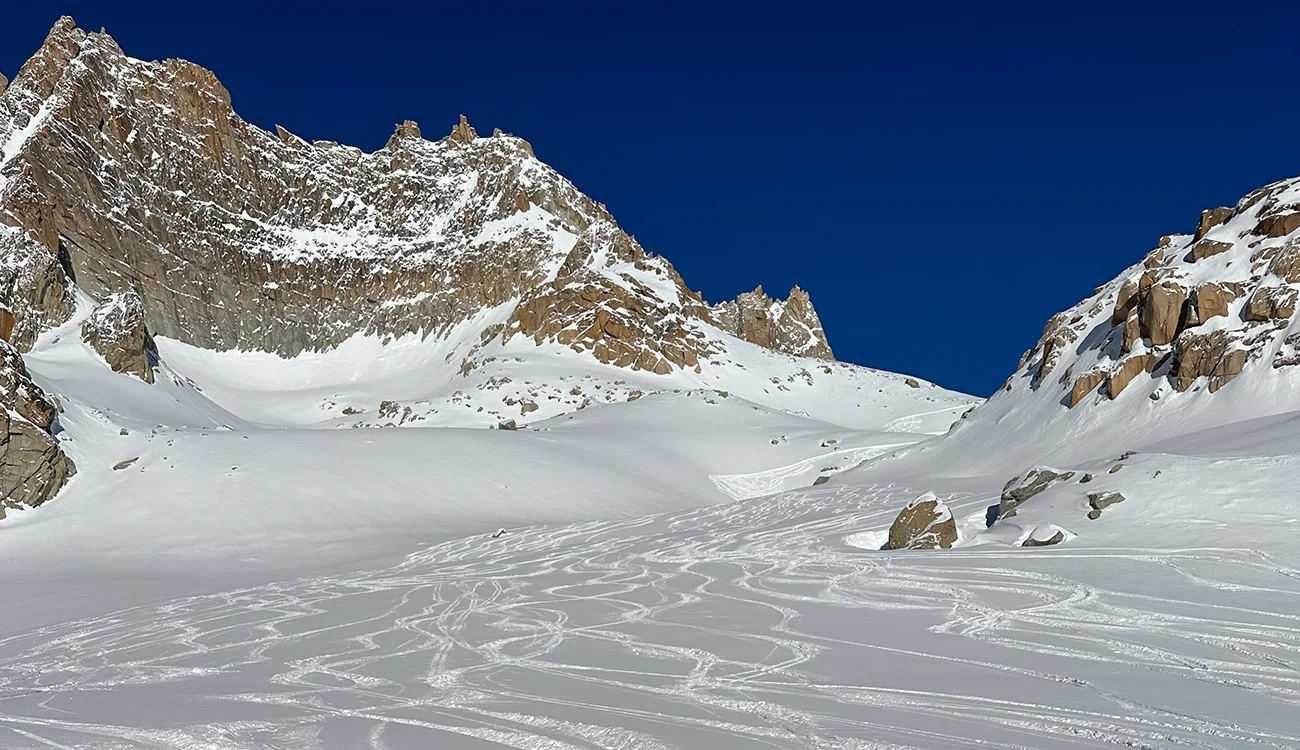 powder-snow-ski-tracks-gentle-descent Ski tracks in powder snow from a gentle descent in the Alps